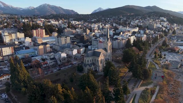 Catedral Nuestra Se&ntilde;ora del Nahuel Huapi en Bariloche - Arquitectura Neog&oacute;tica con Monta&ntilde;as y Cielo Azul - Icono Religioso e Hist&oacute;rico de la Patagonia Argentina 