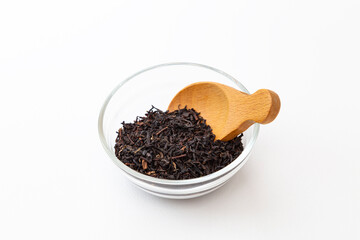 器に入った紅茶葉とスプーン　白バック