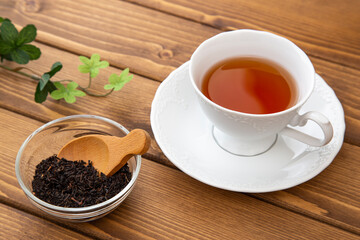 テーブルに置かれた紅茶と紅茶葉