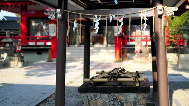 神社の手水舎と社殿の風景