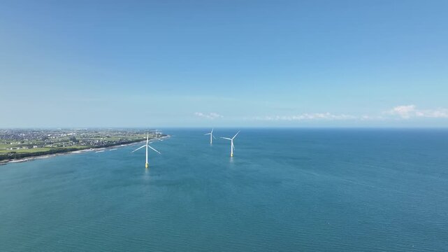 夏の終わりの日本にある富山県東部の沿岸にある洋上風力発電風車などの様子