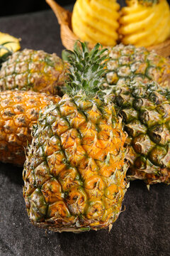 Fresh Pineapple Hand Preparation Market Display Zhanjiang Tropical Fruit Golden Flesh Sweet Perfumed Harvest