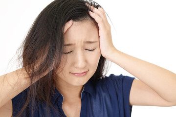 頭を抱える女性