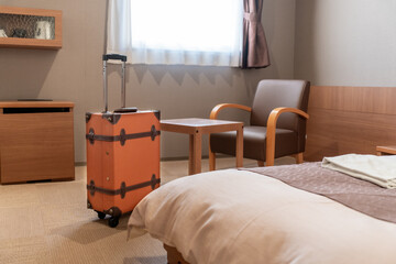 部屋に置かれたスーツケース