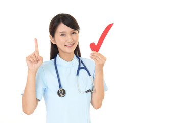 チェックマークを持つ笑顔の看護師