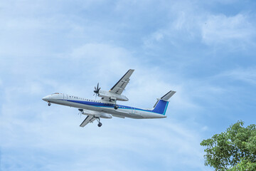 夏の真昼に着陸する福岡空港
