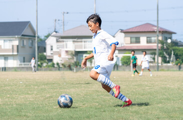 サッカーの試合をする中学生の男の子