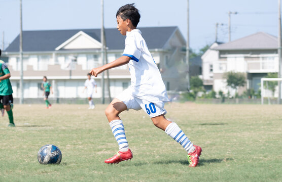 サッカーの試合をする中学生の男の子