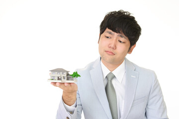 家の模型を持つ男性