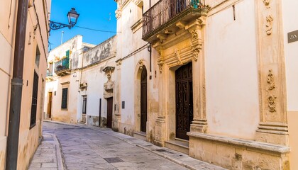 Obraz premium Narrow alleyway in a sun-drenched Italian town