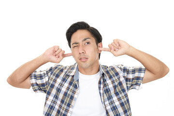 耳を抑える男性