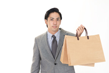 買い物袋を持つ男性