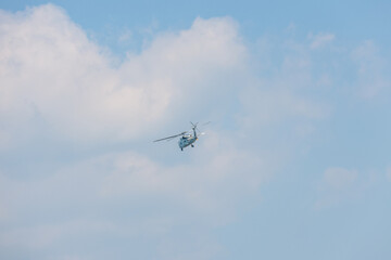 夏空の長崎上空を飛ぶ航空機