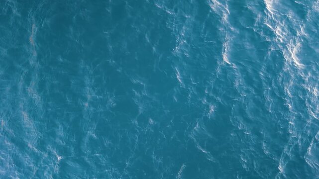 Oleaje en el agua, mar o r&iacute;o. Agua cristalina, movimiento natural, calma y paisaje acu&aacute;tico.
