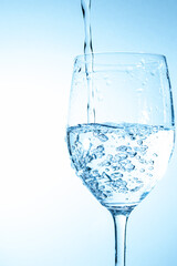 グラスに水を注ぐ