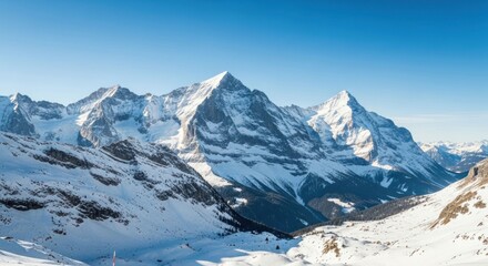 Obraz premium Snowy Alpine peaks under a clear blue sky