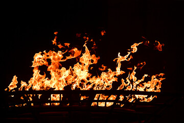 あかあかと燃えるかがり火