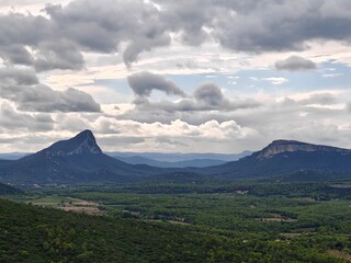 Deux montagnes face à face sous un ciel nuageux 