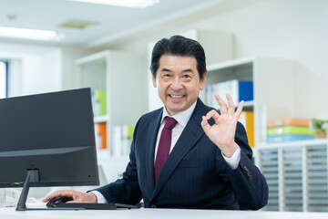 オフィスで働くシニアのビジネスマン