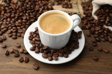 Küchenrückwand glas motiv Kaffee und Kaffeebohnen Aromatic coffee in cup and beans on wooden table, closeup  © New Africa