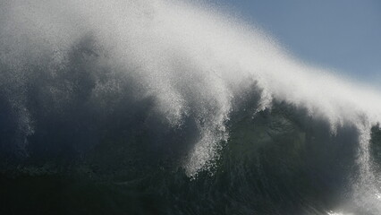 Obraz premium big waves breaking very hard