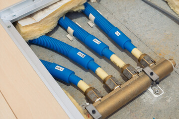 マンション床下に設置された給水配管のディテール