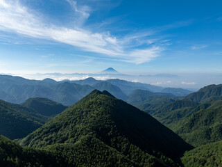山岳地帯から撮影した夏の富士山
