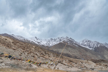 Obraz premium Breathtaking view of the Himalaya mountains under a dramatic sky. Snow peaks, rugged terrain, and pristine wilderness create a perfect backdrop for travel, adventure, meditation, and nature concepts.