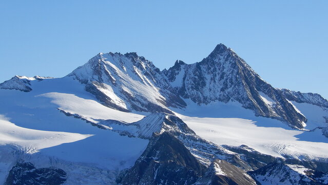 Gro&szlig;glockner 3798m mit Hofmannsspitze 3722m und der Glocknerwand... darunter der Gramul 3276m mit dem Teischnitzkees und Fruschnitzkees