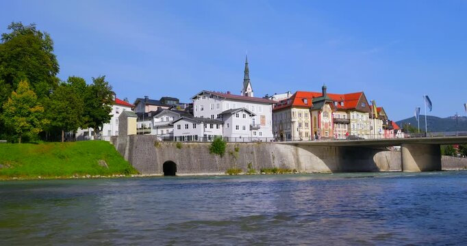 Altstadt, Stadtansicht mit Isar und Stadtpfarrkirche Mari&auml; Himmelfahrt, Bad T&ouml;lz, Oberbayern, Bayern, Deutschland