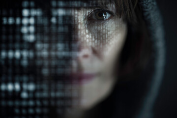Primo piano di donna con volto parzialmente coperto da codice digitale, concetto di identit&agrave; online, privacy e cybersicurezza