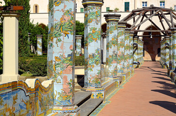 Obraz premium Ornamentale Majolikabilder im Kreuzgang der Basilika Santa Chiara, Neapel, Italien