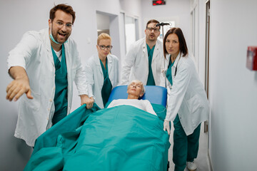 Obraz premium Healthcare Team Of Doctors And Nurses Rushing Emergency Patient Through Hospital Hallway On Medical Bed