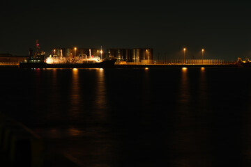 夜、港と停泊する船