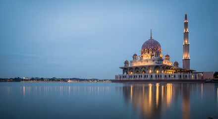 Obraz premium Putra Mosque Reflection at Dusk in Putrajaya, Malaysia.