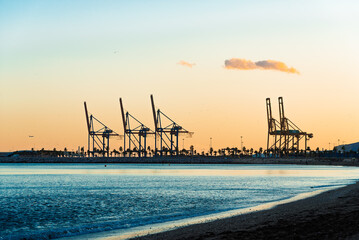 Obraz premium Silhouette of the industrial port of Malaga