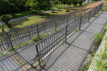 公園に設置されたバリアフリーの車椅子用のスロープ