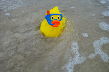 Obraz premium Plastikente Badeente in Strömung Symbolisch Badegefahren