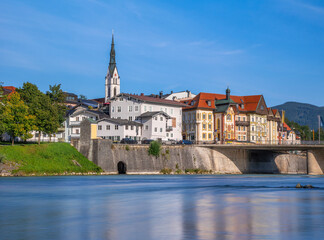 Altstadt, Stadtansicht mit Isar und Stadtpfarrkirche Mariä Himmelfahrt, Bad Tölz, Oberbayern, Bayern, Deutschland, Europa
