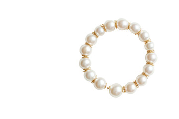 Obraz premium Elegant circular pearl bracelet on a white background showcasing timeless sophistication and versatility for various occasions