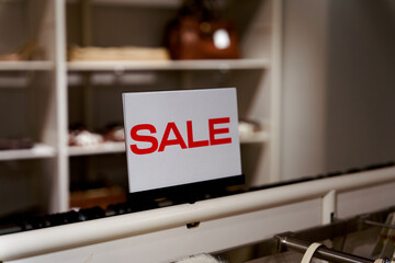 Schild mit der Aufschrift Sale als Hinweis auf Sonderangebote in einem Geschäft