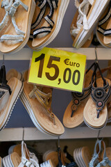Schuhe zum Preis von 15,00 Euro an einem Marktstand in Italien 
