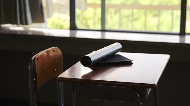 学校の教室の机に置かれた卒業証書