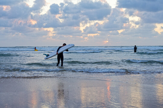 surfeur transportant sa planche de surf - capbreton - landes
