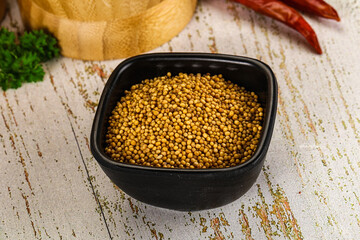 Dry mustard seeds in the bowl