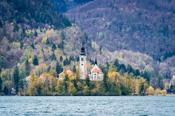 Hermosa postal del Lago de Bled, en Eslovénia, un día de otoño  © Javier