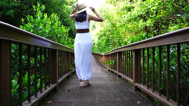 公園で散歩を楽しむ女性