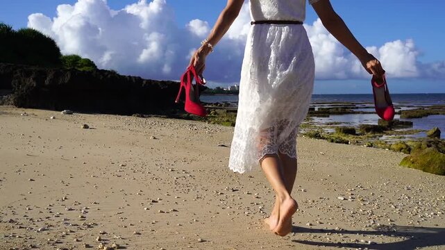 海辺で寛ぐ女性