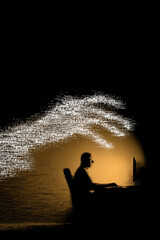 Illustrazione concettuale con uomo al computer e mano digitale, ideale come copertina di libro su tecnologia e controllo