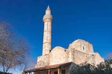 Obraz premium Djami Kebir mosque rising over Paphos under blue sky